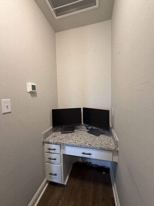 Building Photo - 403 Mangrove Ln