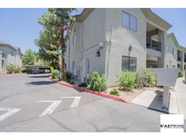 Building Photo - In The heart of Phoenix's exclusive Biltmo...