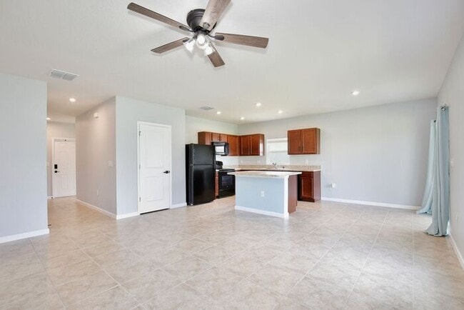 Building Photo - Effortless Living in a Modern 3-Bed Home w...