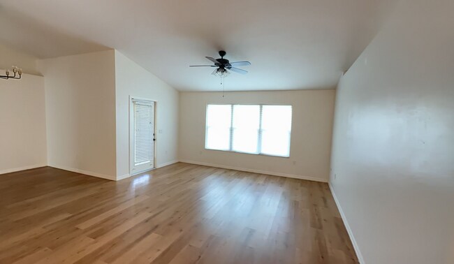 Building Photo - Spacious 3/2 in Eagle Point