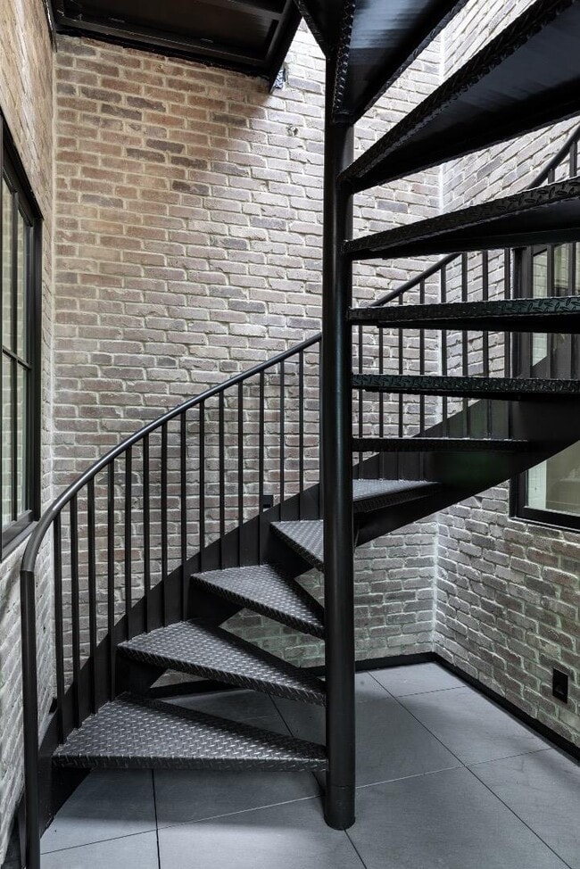 Building Photo - 160 Waverley St