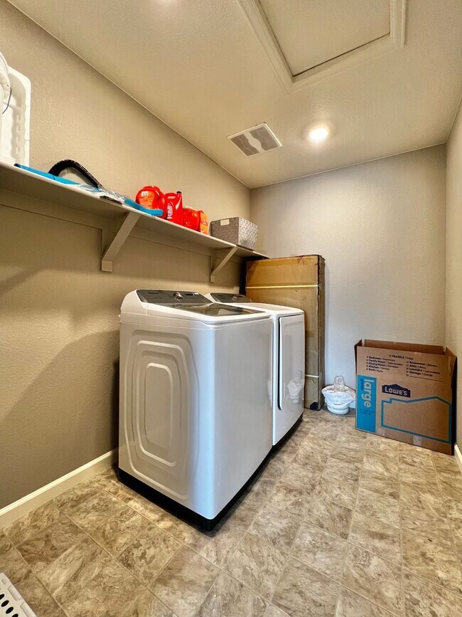 Building Photo - 4 Bed 3 Bath Available August 1st in Windsor!!!