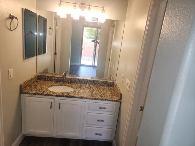 Building Photo - 945 N Slow Creek Ln