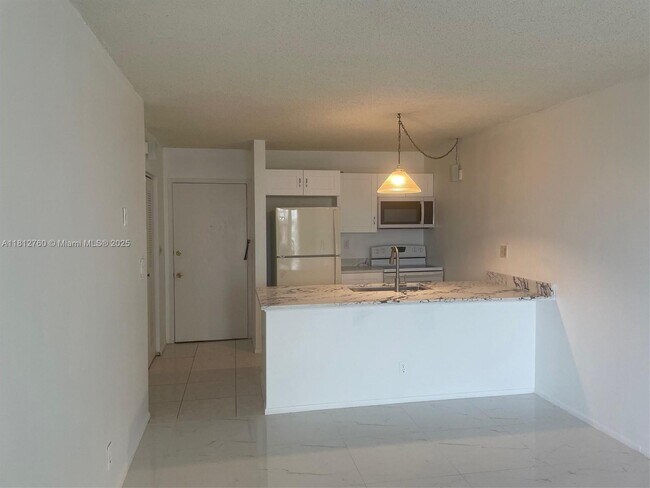 Building Photo - 2701 Riverside Dr