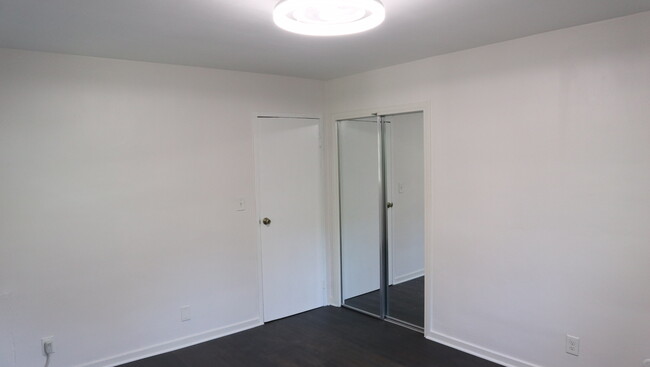 Bedroom, mirrored door to the closet - 836 Thorn St