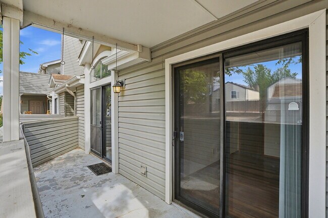 Building Photo - $1,795.95 - 2 Bed, 2 Bath Condo in Aurora with Central AC, and In Unit Laundry!