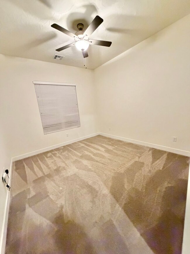 Building Photo - Beautiful 3 Bed Home!
