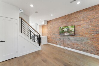 Building Photo - Capital Hill Rowhome