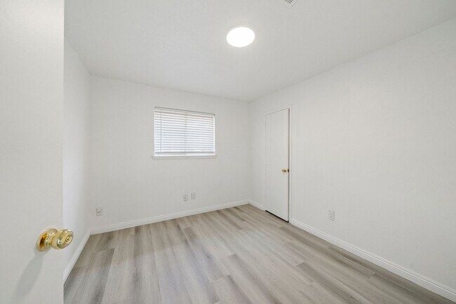 Building Photo - For Lease | 3 Bed, 2 Bath | 1,446 Sq Ft | Greengate Place|