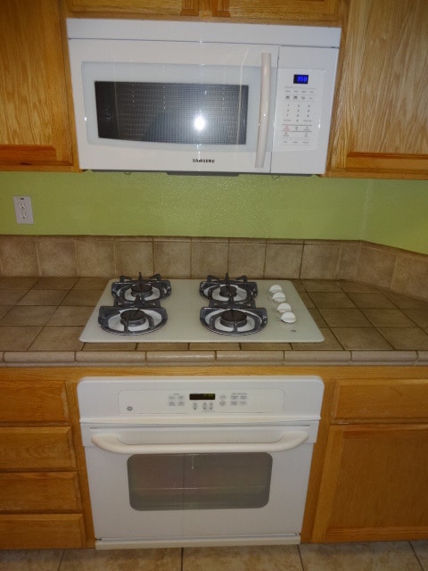 Building Photo - SINGLE STORY, 3 BEDROOM, 2 BATH, 2.5 CAR GARAGE, IN GATED COMMUNITY!