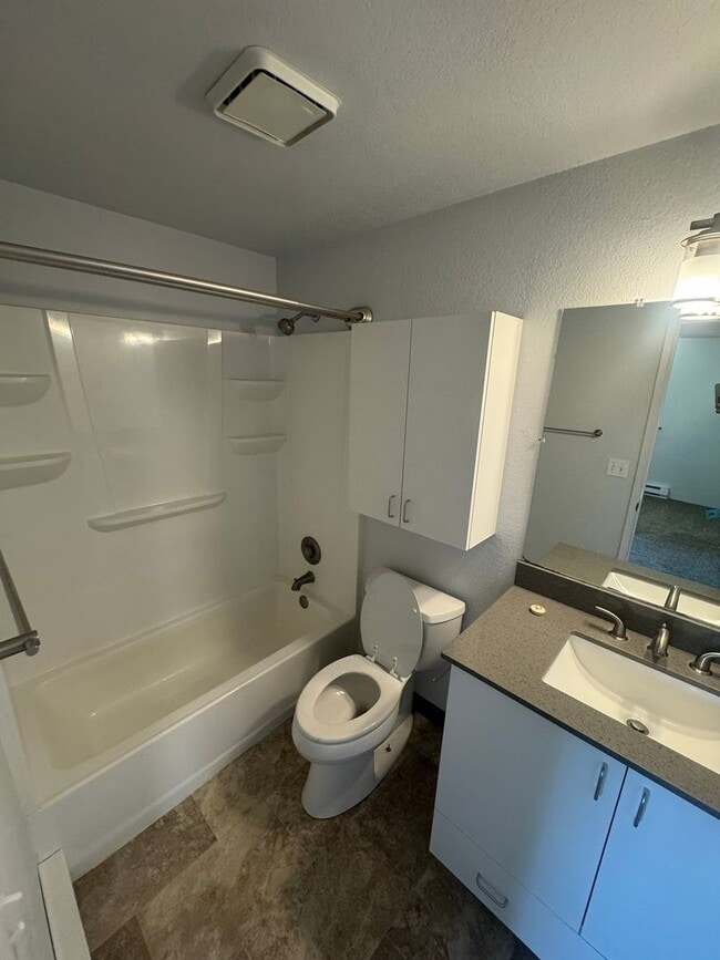 Building Photo - Move in special - $300 off first month's r...