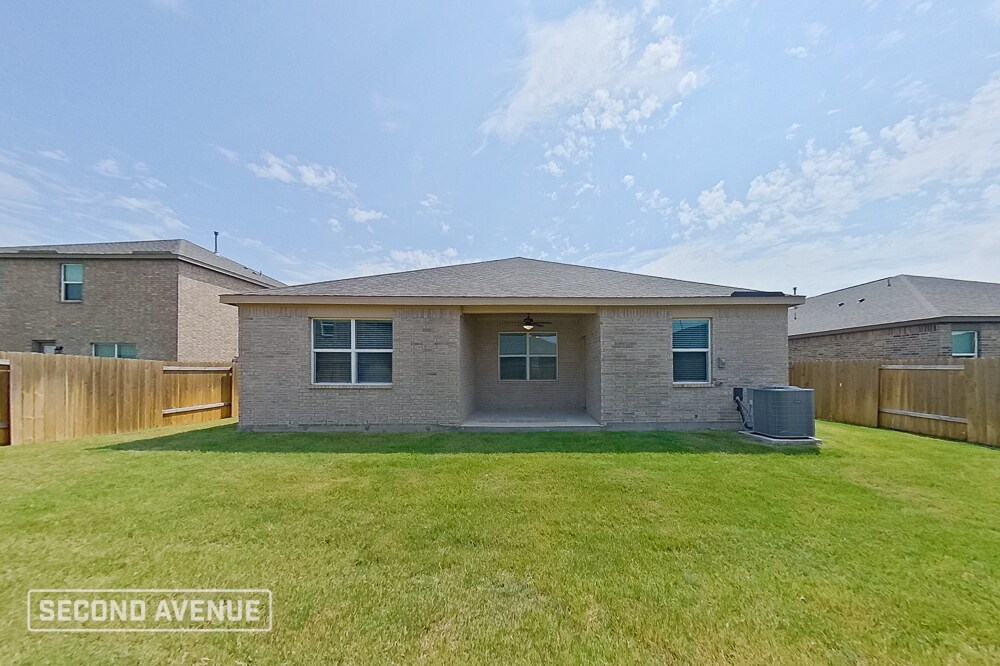 Building Photo - 2105 Meadow Dr