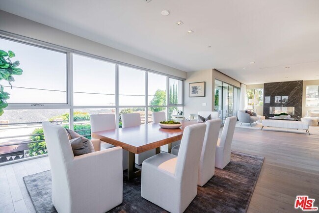 Building Photo - 2391 Roscomare Rd