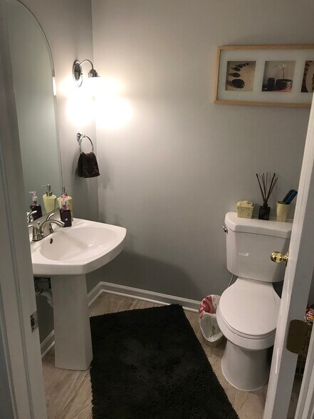 Powder room - 49730 Plymouth Way