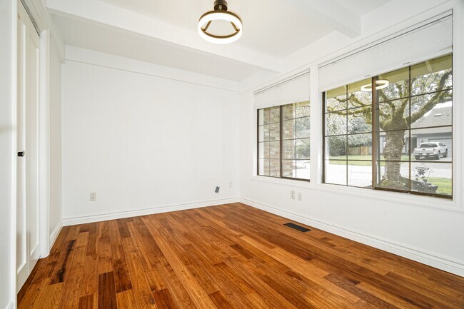 Building Photo - Beautifully Updated Mill Creek Home in Prime Location