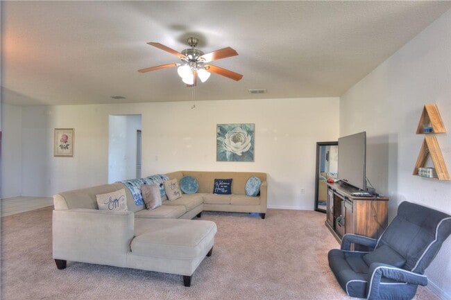 Building Photo - 3/2 Single Family Home located in a quiet ...