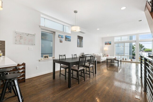 Building Photo - 3Bd/3Ba Seattle Townhome