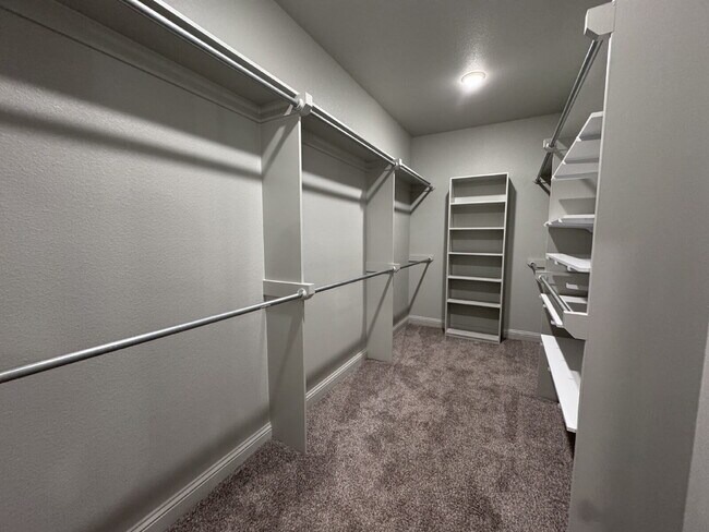 Building Photo - Stunning 4-Bed Home with Cozy Fireplace!