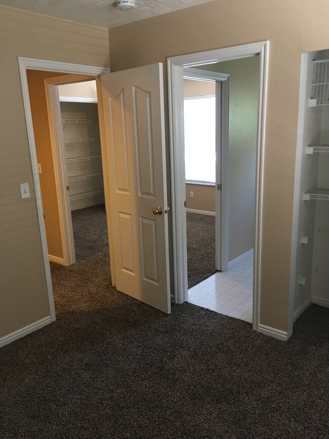 Building Photo - 3 bedroom 2 1/2 bath townhome