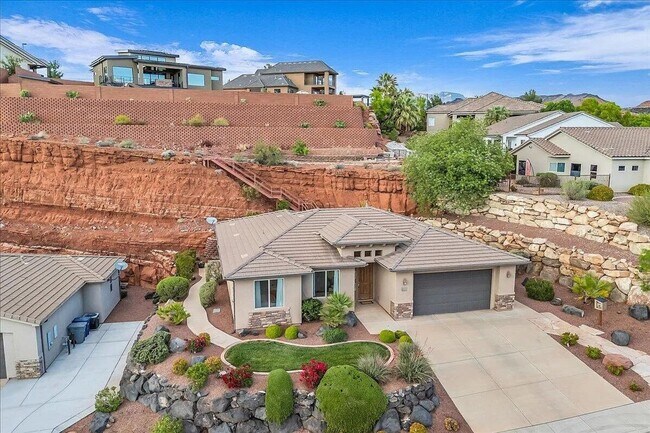 Building Photo - Single Level 3 Bedroom Home with Red Rock ...