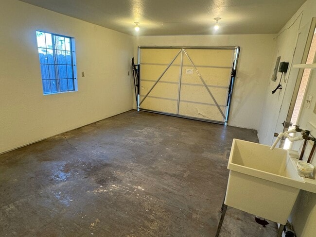 Building Photo - 5 Bedroom, 3.5 Bath, Beautiful 1,856 SQ FT...