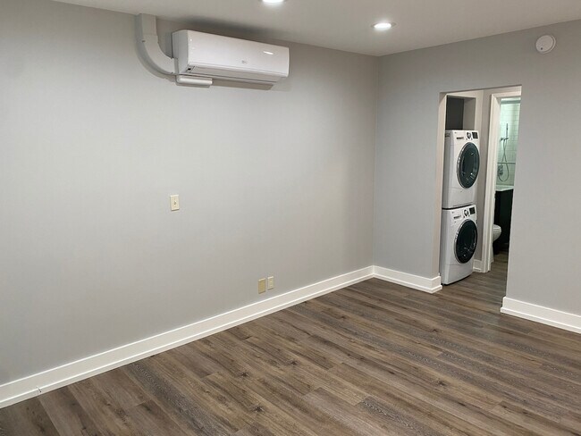 Building Photo - 14954 Moorpark St