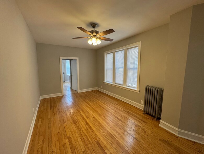 Living Room - 1507 W Schreiber Ave