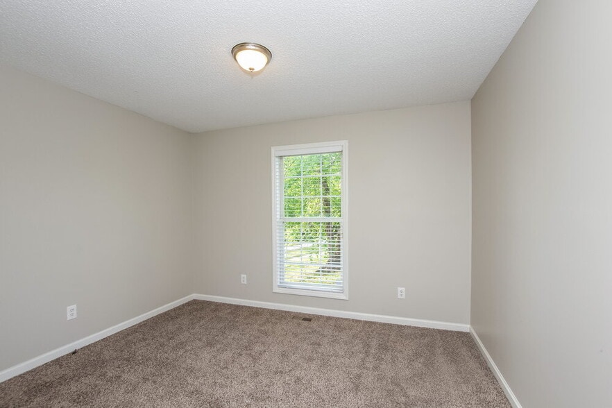 Building Photo - 544 Basswood Way