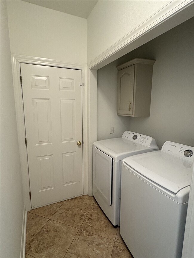 Building Photo - 3062 Eaglecrest Cir
