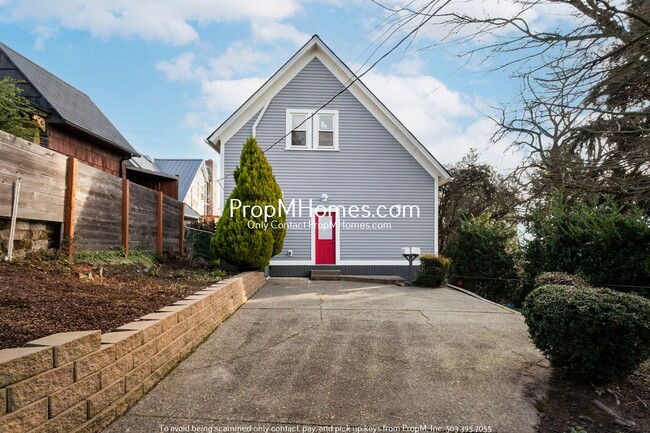 Building Photo - Updated Lair Hill Victorian with Willamette River & Mt Hood Views!