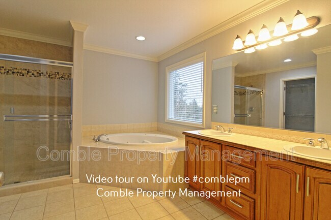 Building Photo - 4112 NE 27th Pl