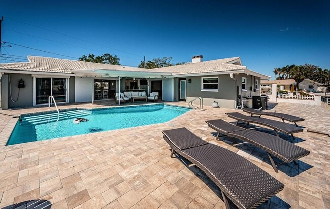 Building Photo - 2180 Dolphin Blvd S