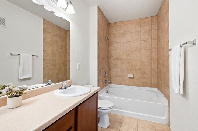 Building Photo - Stylish & Spacious 2-Bedroom Condo in the ...