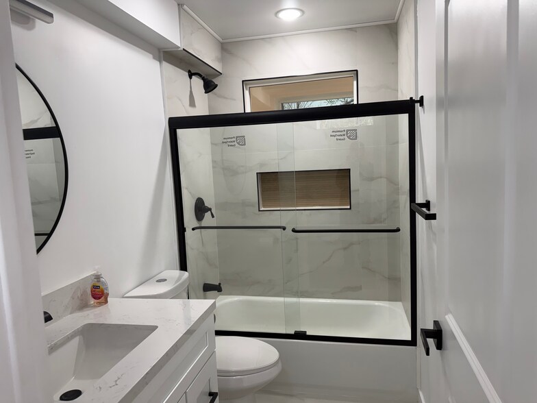 2nd level full bathroom - 4253 Raynol St