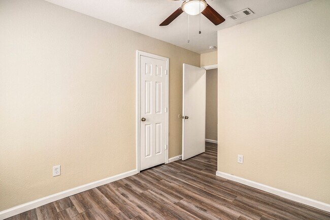 Building Photo - Updated 3/1 with Granite Counter Tops and Refrigerator Included!