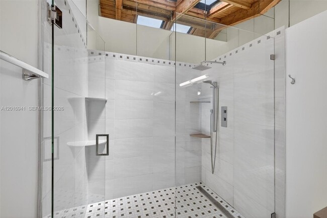 Building Photo - 2619 Parkview Dr S