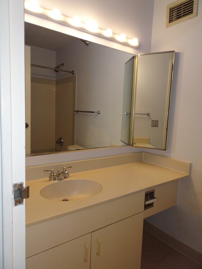 Building Photo - 440 N McClurg Ct