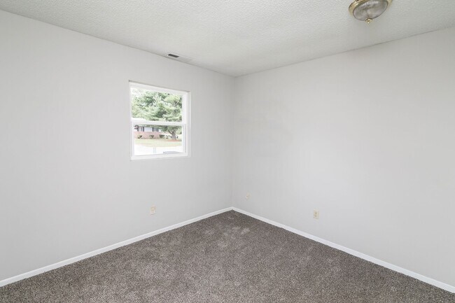 Building Photo - 1207 Middleneck Dr