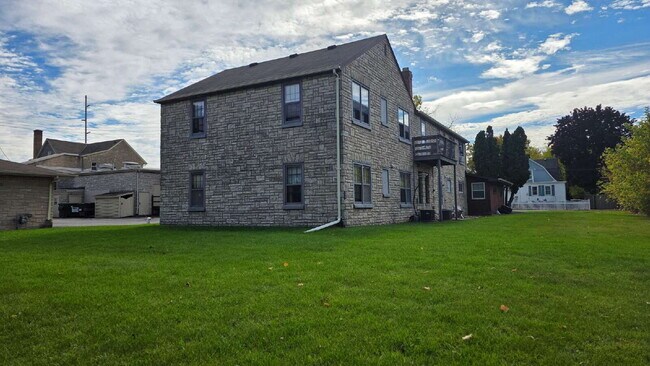 Building Photo - Large 2 Bedroom Upper Apartment in Menasha WI