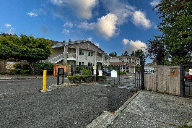 Building Photo - Charming 2-Bedroom Ground-Level Home in Qu...