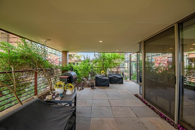 Building Photo - 7127 E Rancho Vista Dr