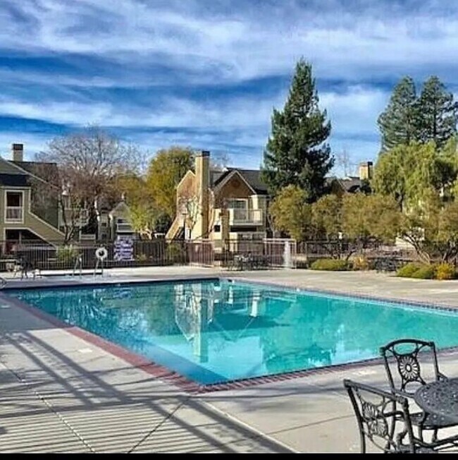 Building Photo - Beautiful 2-Bedroom Condo with Serene Wate...