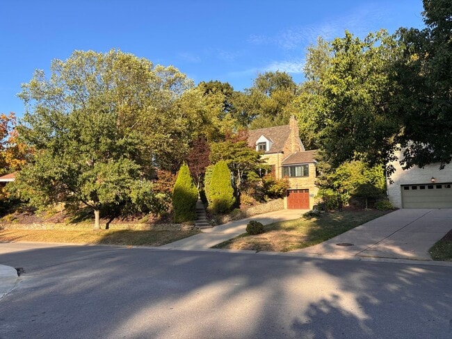 Building Photo - Beautiful 4 Bedroom Home In Mt. Lebanon!