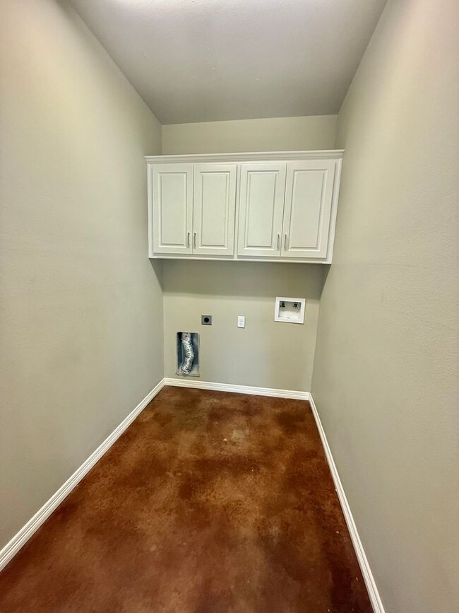 Building Photo - Spacious 3-bed/2-bath with Garage!