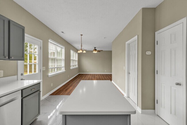 Building Photo - 106 Briar Hollow Dr