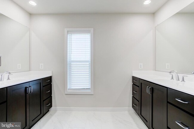Building Photo - 41355 Tarragon Leaf Dr