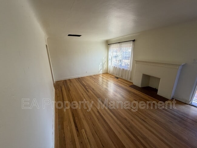 Building Photo - 921 Dartmouth Dr NE