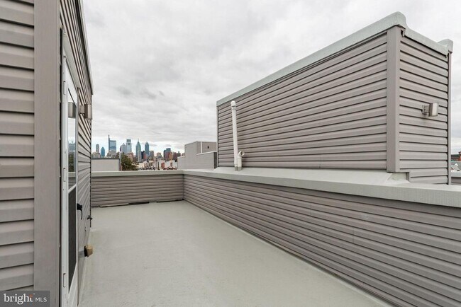 Building Photo - 1910 Fernon St