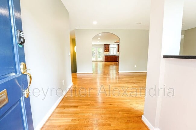 Building Photo - 906 Neal Dr