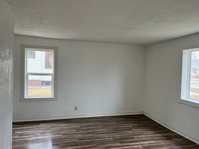 Building Photo - 3 Bedrooms, 1 Bathrooms Single Family Home...